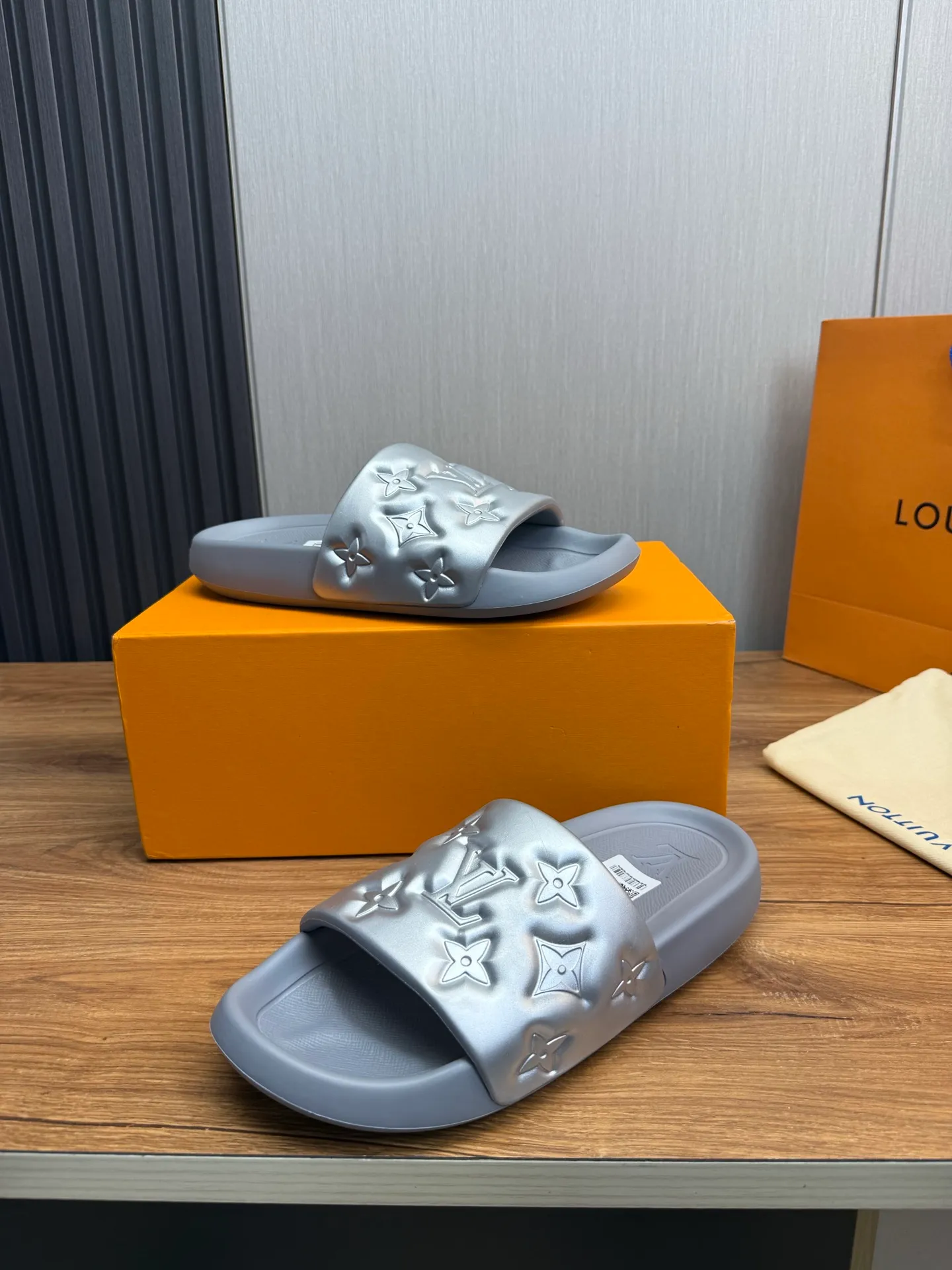 Men's shoes 💰280💰 ▪️LV's popular Little Red Book popular slippers hot sale: 1 shipment✅ Super textured and comfortable slippers, original TPU outsole. Authentic counter box drawer box packaging 🎁Size 38-45